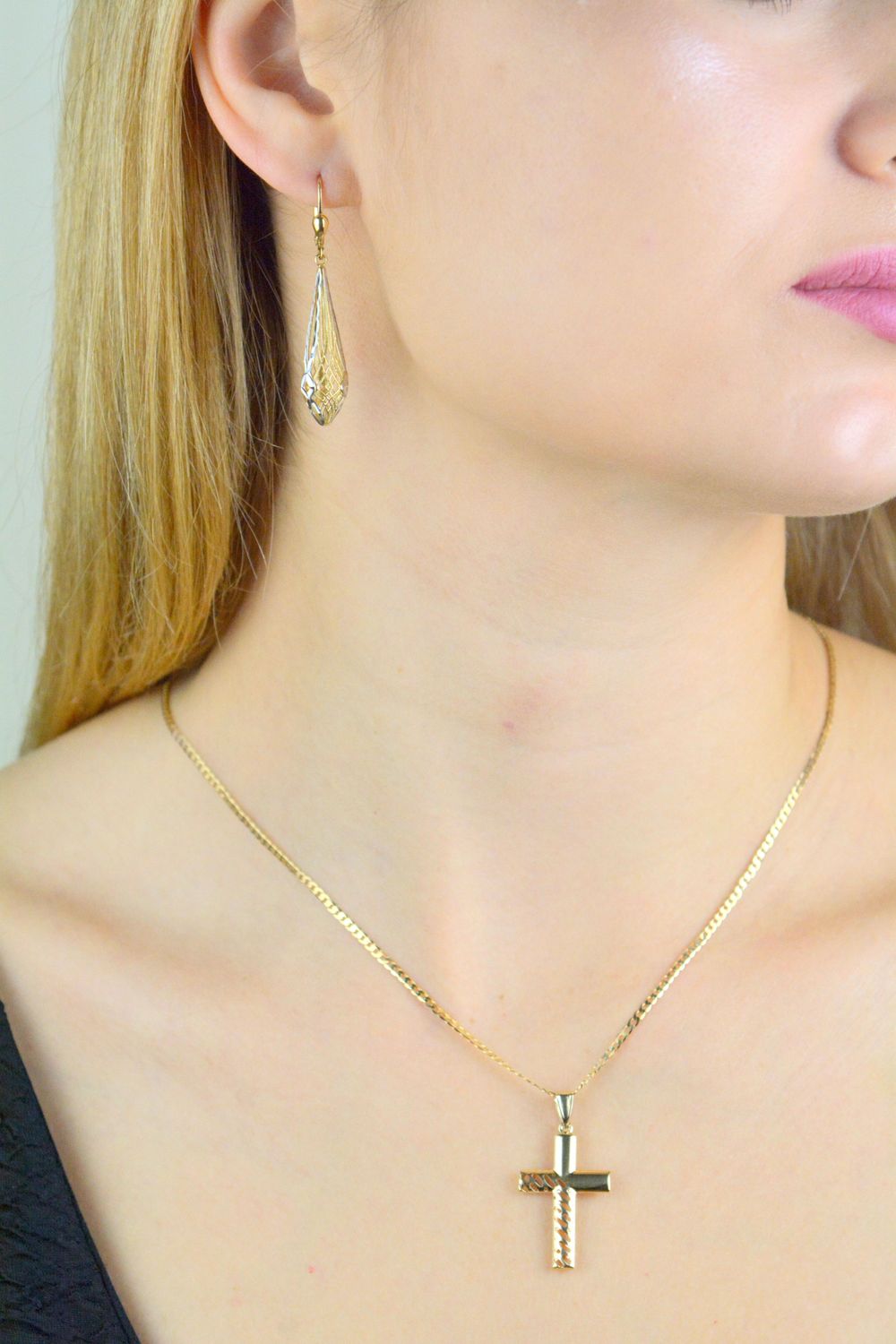 Złota zawieszka 375 krzyż z ażurowym wzorem ZA 738 375.jpg